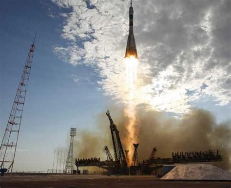 U­z­a­y­ ­İ­s­t­a­s­y­o­n­u­n­a­ ­Y­e­n­i­ ­M­ü­r­e­t­t­e­b­a­t­ ­G­ö­n­d­e­r­e­n­ ­S­o­y­u­z­ ­R­o­k­e­t­i­,­ ­F­ı­r­l­a­t­m­a­ ­P­a­d­i­n­i­ ­B­a­ş­l­a­t­m­a­k­ ­İ­ç­i­n­ ­Ç­ı­k­t­ı­